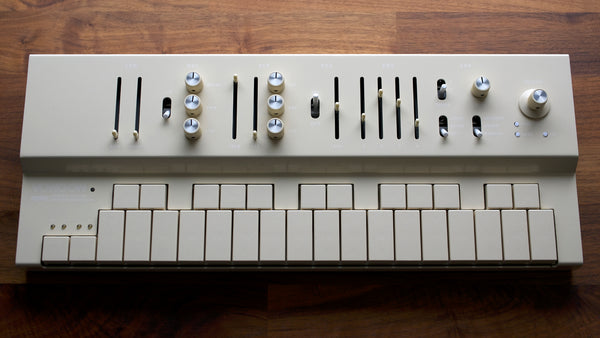 Vongon REPLAY polyphonic synthesizer